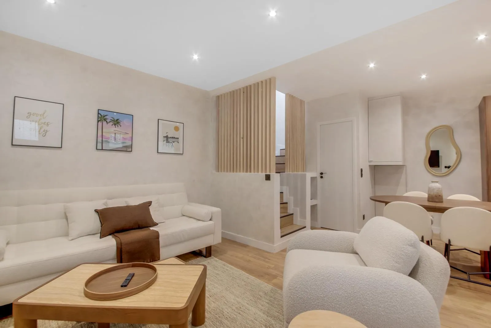 Salon lumineux entièrement rénové avec parquet clair, mobilier contemporain et finitions soignées